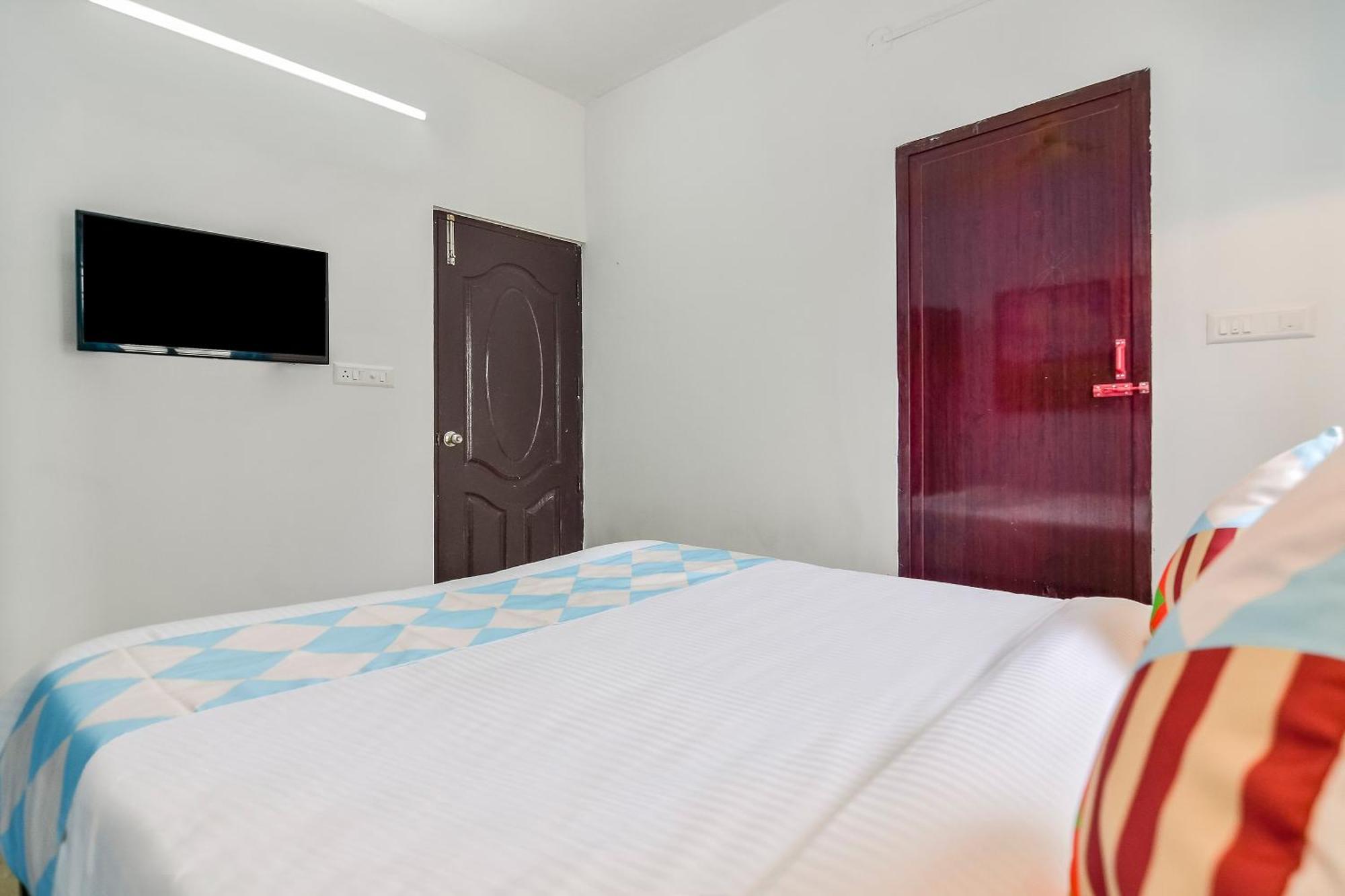 Hotel O Pop Tavern Thiruvananthapuram Bagian luar foto